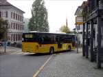 Volvo-Postauto (Heckansicht) biegt in Heiden in die Poststra�e ein und ...