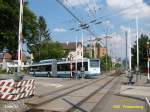 zurich Hess-Swisstrolley 150 bei der Fahrleitungskreuzung mit der Uetlibergbahn am 1.7.08 in Friesenberg.