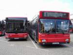 dusseldorf-rheinbahn Zwei Busse der Rheinbahn AG D�sseldorf.
Links ein MAN NL 283, der Prototyp aus dem Jahr 2006 mit der Wagennummer 7500.
Rechts ein MAN NG 262, Baujahr 1997, Wagennumer 8227.
Aufgenommen w�hrend der Feierlichkeiten 110 Jahre Betriebshof Benrath, am 21.06.2008.
Ort: Betriebshof D�sseldorf-Benrath.