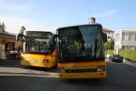 Kt. Graubunden Gleich beide Setras von PU Luk, Gr�sch, zeigten sich am 9.9.09 bei der Post Seewis: Links der S313UL GR 696 (2006) auf Kursfahrt, rechts der 10 Jahre �ltere GR 595 (S315UL) auf Extrafahrt f�r die ortsans�ssige Reha-Klinik. 