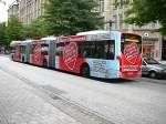 hamburger-hochbahn-ag-hha VanHool XXL-Bus 8713 auf der Metro Bus Linie 5 Richtung Burgwedel in Hamburg,mit der Herzklpfenden Superwerbung 'Harry's Fliesenmarkt'-ich finde die bisher geluingenste Harry Werbung am  Mi.09.09.09 