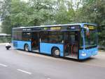 wuppertaler-stadtwerke Einstiegsseite des neuen Midibusses 0951 der WSW; der Fahrer begutachtet einer der bereits zwei Beulen an dem Fahrzeug (ja nun, es kann schon mal eng werden, wenn ein 3 m breiter Bus durch eine 3,10 m breite L�cke zwischen parkenden PKW´s soll); Endhaltestelle Kirchliche Hochschule