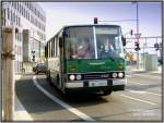 berlin Dieser Ikarus 280 aus ungarischer Produktion hat wohl schon ein paar J�hrchen auf dem Blech. Im Berlin der DDR war er DER Stadtbus schlechthin. Hier dreht er souver�n mit seinen Touris eine Runde durchs heutige Berlin. Am Schiffbauerdamm, 30.09.06.