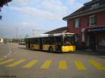 Postauto Postauto Nr. 197 (PU Motrag) am 18.9.09 beim Bahnhof Rickenbach-Attikon. Dieser MAN wurde im Jahre 2006 f�r die Linie 615 (Altikon - Rickenbach - (Bhf. Oberi)) beschafft. Da sich die Linie 615 ziemlich abseits von Einzugsgebiet von PU Motrag in Flaach befindet. Wird dieser Wagen jeweils �ber Nacht in Ellikon a. Th. eingestellt. Um unn�tige Leerfahrten auch f�r die Chauffeure zu vermeiden. Fahren auf der Linie 615 mehrheitlich nur Chauffeure, die in der Umgebung des 615ers wohnen. Am 18.9.09 steht der Wagen 197 beim Bahnhof Rickenbach-Attikon, und wartet auf die S30.
