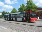 bremer-strasenbahn-ag-bsag Auf der Warteposition am BF Vegesack steht dieser Neoplan N4021 der BSAG diese Fahrzeuge haben alle die rote Umweltplakette bekommen, da sie nur Euro2 Motoren haben. Der Einstieg im Nachl�ufer ist bei diesen Bussen stufenlos konstruiert worden. Ich hoffe, dass diese Busse noch einige Jahre hier in Bremen bleiben werden. 