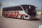 Setra S 400er Serie (Top Class) Setra S 417 HDH (US Version)der amerikanischen Busgesellschaft 'Arrow Stage Lines'. Aus versicherungstechnischen Gr�nden weist die amerikanische Version nur eine T�r (vorne) auf der Beifahrerseite auf, sowie eine geteilte Frontscheibe.
Den Bus fotografierte ich an einer Tankstelle in Guernsey (Wyoming) am 16. Juli 2006 auf unserer Reise durch den Westen der USA.
