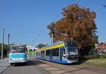 Fleischer Ein Zusammentreffen von historisch und modern gab es am 19.09.2009, anl��lich des 100-j�hrigen Bestehens des Schkeuditzer Stra�enbahndepots. Hier begegnen sich ein Fleischer S5-Bus sowie eine Stra�enbahn vom Typ classic XXL der Leipziger Verkehrsbetriebe. 