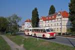 H6B Wenn drei sich streiten, ist keiner mehr da, der sich freuen kann. Auf Grund von Kleinstaaterei im einheimischen Rathaus wurde zum 100j�hrigen Jubil�um des Schkeuditzer Stra�enbahndepots Schienenersatzverkehr gefahren. Zum Gl�ck mit historischen Bussen, hier der Hallenser H6B am 20.09.2009 in Leipzig-L�tzschena.