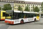 MAN Niederflurbus 2. Generation Wagen 648 der W�rzburger Strassenbahn im Juli 2008 vor dem W�rzburger HBF.
Der Wagen tr�gt Werbung f�rs Bayrische Rote Kreuz.