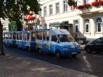 schwerin-nahverkehr-schwerin Stadtrundfahrt mit 2 Anh�nger in Schwerin mit dem 'Peterm�nnchen' am Pfaffenteich vor dem Hotel Niederl�ndischer Hof.
