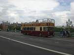 london Ein Sightseeing-Tour-Bus auf der Westminster Bridge.