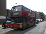 london Ein Scania-Doppeldecker auf der Linie 171 nach Halborn Station an der Waterloo Station.