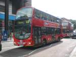 london Ein Volvo-Doppeldecker auf der Linie 68 nach Euston nahe der Waterloo Station.
