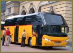 Postauto Der nagelneue Neoplan Luxusliner wird bestaunt. Er ist soeben mit einer Reisegesellschaft aus Malta beim Bahnhof Bellinzona angekommen. (24.06.2007)