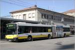 schaffhausen Volvo-Gelenkbus vor dem Bahnhofsgeb�ude in Schaffhausen. 20.10.2006 (Matthias)