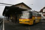 Postauto Diesen Neoplan 312� w�rde man eher irgendwo in den Alpen erwarten als am Bahnhof Sempach-Neuenkirch zwischen Luzern und Olten. PU Stirnimann hat das Fahrzeug 2006 von F�glister, M�swangen, �bernommen und setzt es auf der Linie Sempach - Hochdorf ein. 22.1.2010. 