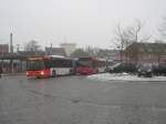 bremer-strasenbahn-ag-bsag Wagen 4580 steht neben einem bald auszumusterndem 48er Neoplan, um den L�ngenunterschied mal deutlich werden zu lassen, hier der Vergleich: Neoplanbus 17,56 m, MAN Lion&acute;s City GL 18,75 m. Entspricht 1,19 m L�ngenunterschied. 
