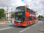 london Ein Volvo-Doppeldecker auf Betriebsfahrt nahe der Westminster Bridge.
