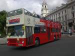 london Ein Sightseeing-Tour-Bus auf der Westminster Bridge.