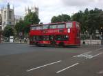 london Ein Genarel-Doppeldecker auf der Linie 88 in der N�he der Westminster Bridge.