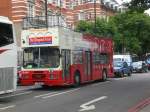 london Ein Sightseeing-Tour-Bus auf der Westminster Bridge.