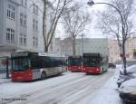 dusseldorf-rheinbahn Gleich 3/4 der Minibusflotte der Rheinbahn begegnen sich am Belsenplatz der Haltestelle der Linie 833. Wobei 8802 links defekt ist. Rechts im Hintergrund 8803 als nachflogender Kurs der Linie 833. Und aller guten Dinge sind drei noch 8804 links hinten mit Werkstattpersonal.