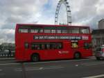 london Ein Arriva-Doppeldecker auf der Linie 53 nach Plumstead Stadtion auf der Westminster Bridge.