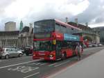 london Ein Scania-Doppeldecker auf der Linie 148 nach White City auf der Westminstr Bridge.