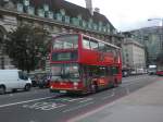 london Ein Scania-Doppeldecker auf der Linie 87 nach Wandsworth auf der Westminstr Bridge.