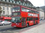 london Ein Arriva-Doppeldecker auf der Linie 159 nach Marble Arche nahe der Westminster Bridge.