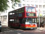 london Ein Scania-Doppeldecker auf der Linie 77 nach Tooting Station an der Waterloostation.