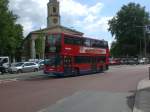 london Ein Scania-Doppeldecker auf der Linie 139 an der Waterloostation.