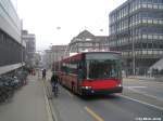 bern Bernmobil Nr. 13 (NAW/Hess Swisstrolley2 BGT-N) am 9.2.2010 in Bern, Schanzenstrasse. W�hrend ein Autobus mit viel L�rm auf sich aufmerksam macht, dass er bei der Schanzenastrasse abf�hrt, bleibt der St2 ganz ruhig...