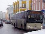 postbus BD-12879 mit Ziel Hohenzell, steuert in der Bezirksstadt Ried i.I. seine n�chste Haltestelle an;100212
