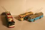 Solaris Trollino Meine kleine 1/87 Modell-Trolleybus-Flotte. v.l.n.r.: Solaris Trollino 18 AC III des StadtBus Salzburg (VK-Modelle), ein hochdetailiertes Modell mit beweglichen Stromabnehmerstangen und Stromabnehmerk�pfen. Dann der bekannte Uerdingen/Henschel �HIIIs aus Solingen, wie er aus der Verpackung kam und als letztes noch ein Umbau des Solingers in Anlehnung an einen Luzerner Saurer bzw. FBW aus den fr�hen 60er Jahren, dieser ist aus einem unlackierten Modell entstanden, dass ich vor einiger Zeit von einem Freund aus Solingen bekommen habe. F�r die feinen Luzerner Wappen auf der Seite suche ich noch nach einer M�glickeit, diese um zu setzen.