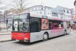 MAN Niederflurbus 2. Generation Birgels Reisen 9149 (NE JB 9149) mit Werbung f�r Betten H�nscheidt.
K�niglicher Hof in Moers,20.2.2010.