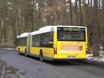 Berlin MAN-Gelenkbus auf der Linie 125 nach U-Bahnhof Alt-Tegel an der Haltestelle Invalidensiedlung.