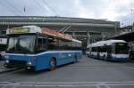 Luzern Treffen auf dem Luzerner Bahnhofplatz: der NAW/Hess/Siemens BT 5-25 Nr. 259, im Einsatz auf der Luzerner Trolleybuslinie mit ungeschlagenen 0% Niederfluranteil, trifft auf den Hess/Vossloh-Kiepe BGT N2C Nr. 201.