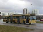 Mercedes-Benz O 405  (Niederflur-Stadtversion) Mercedes-Gelenkbus auf der Linie 197 nach S-Bahnhof Mahlsdorf an der Haltestelle Welsestra�e.