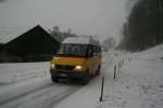 Postauto Bei schlechtem Wetter bleibt der Vario von PU Halter aus Giswil in der Garage; Der Sprinter 312D OW 5'300 aus 1999 �bernimmt am 6.3.2010 die wenigen verwegenen Skifahrer Richtung M�rlialp. Mit seinem 4x4-Antrieb wird er sein Ziel gar ohne Schneeketten erreichen. Aufnahme bei Kleinteil.