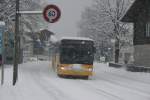 Postauto Eigentlich w�re bei dem Wetter ein NAW-Einsatz geplant, doch der AVG-Busbetrieb wurde durch den starken Schneefall am Morgen des 6.3.2010 ebenso �berrascht wie die Strassenr�umer, und deshalb war wie gew�hnlich ein Setra 412UL unterwegs nach Guttannen. Der Wagen pfl�gt sich hier gerade durch die Strassen von Innertkirchen. 
