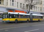 Solaris-Gelenkbus auf der Linie 255 nach Schwarzelfenweg nahe der Haltestelle ...