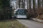 VBG Verkehrsbetriebe Glattal AG Wegen Bauarbeiten auf der normalen Strecke wird die Buslinie 720 Effretikon - Schwerzenbach provisorisch �ber die schmale Hackenbergstrasse gef�hrt. Der engste Abschnitt ist zu diesem Zweck sogar f�r den Autoverkehr gesperrt und video�berwacht! Wagen 71 bef�hrt hier gerade diese Stelle am 17.3.2010 Richtung Schwerzenbach.
