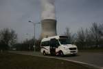 Postauto Einige Kurse der Linie 147 Koblenz - Leibstadt bedienen auch das Kernkraftwerk Leibstadt, das gr�sste seiner Art in der Schweiz. Vor dem K�hlturm ist der Sprinter AG 229'946 von PU Erne, Full, unterwegs zur�ck auf die Hauptstrasse und nach Leibstadt. 