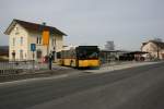 Postauto Die Rheintal-Strecke zwischen Koblenz und Laufenburg ist heute nur noch f�r den G�terverkehr in Betrieb. Der Personenverkehr wird mit PostAutos von PU Erne, Full, abgewickelt. Mit einem Halbstundenkurs aus D�ttingen wendet AG 15'165 (MAN N�313, 2002) vor dem als Restaurant erhaltenen Bahnhofsgeb�ude in Schwaderloch. Hier befindet sich �brigens die Tarifgrenze zwischen A-Welle und dem TNW. 