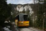 Kt. Graubunden Auf schlechter Strasse erklimmt der �lteste Buchli-Neoplan, GR 18'982 aus 1998, die grosse Steigung vom in der Rheinschlucht gelegenen Bahnhof Versam-Safien nach Versam Dorf. 20.3.2010. 