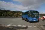 Volvo B10M Die wohl sch�nste Route auf die Isle of Skye f�hrt ab Glasgow mit 5 1/2-St�ndiger Zugfahrt und der F�hre Mallaig - Armadale auf die Insel. Ab Armadale besteht Busanschluss nach Broadford und weiter. Im Auftrag von Stagecoach war am 6.10.2009 Wagen EAZ2590 von Ulsterbus in Armadale zu sehen, ein Volvo/Plaxton B10M-62. 