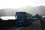 Van Hool T9 Skyeways, ein Lokaler Anbieter von der Isle of Skye, kommt normalerweise nicht zu Linienbus-Ehren. Im Oktober 2009 war allerdings w�hrend mehrerer Wochen die Bahnstrecke zwischen Strathcarron und Kyle of Lochalsh wegen Bauarbeiten unterbrochen, und dieser VanHool-Reisebus stand t�glich im Einsatz auf diesem Abschnitt. Die Aufnahme entstand am 6.10.2009 beim Bahnhof Kyle of Lochalsh. 
