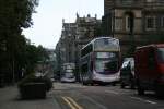 edinburgh Zwei Volvo/Wright B9TL-Doppelst�cker erklimmen am 5.10.2009 die Steigung der Market Street vom Bahnhof Waverly Street zur Altstadt. 