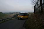 Postauto Die unscheinbare Postautlinie 661 (Menzingen - Schindellegi) �berrascht mit Ausblicken auf den Z�richsee und Richtung Z�rcher Oberland und Alpstein (hier leider nur schwach zu erkennen). Die Aufnahme entstand kurz vor Menzingen am 22.3.2010 und zeigt den Sprinter ZH 558'583 von PU B�hrer, Hirzel. 